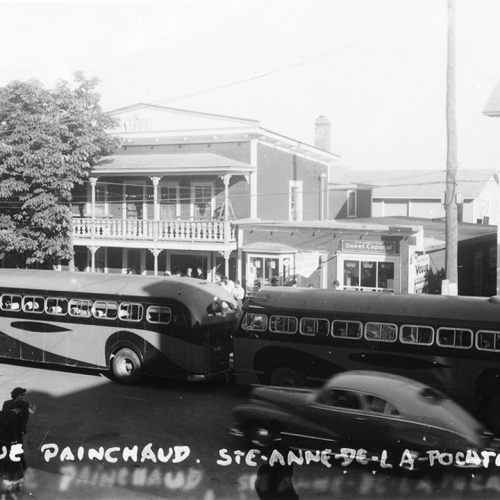 Le restaurant Rouleau, arrêt des autobus Lemelin en 1953. Photo: Raymond Boutet, Archives de la Côte-du-Sud.