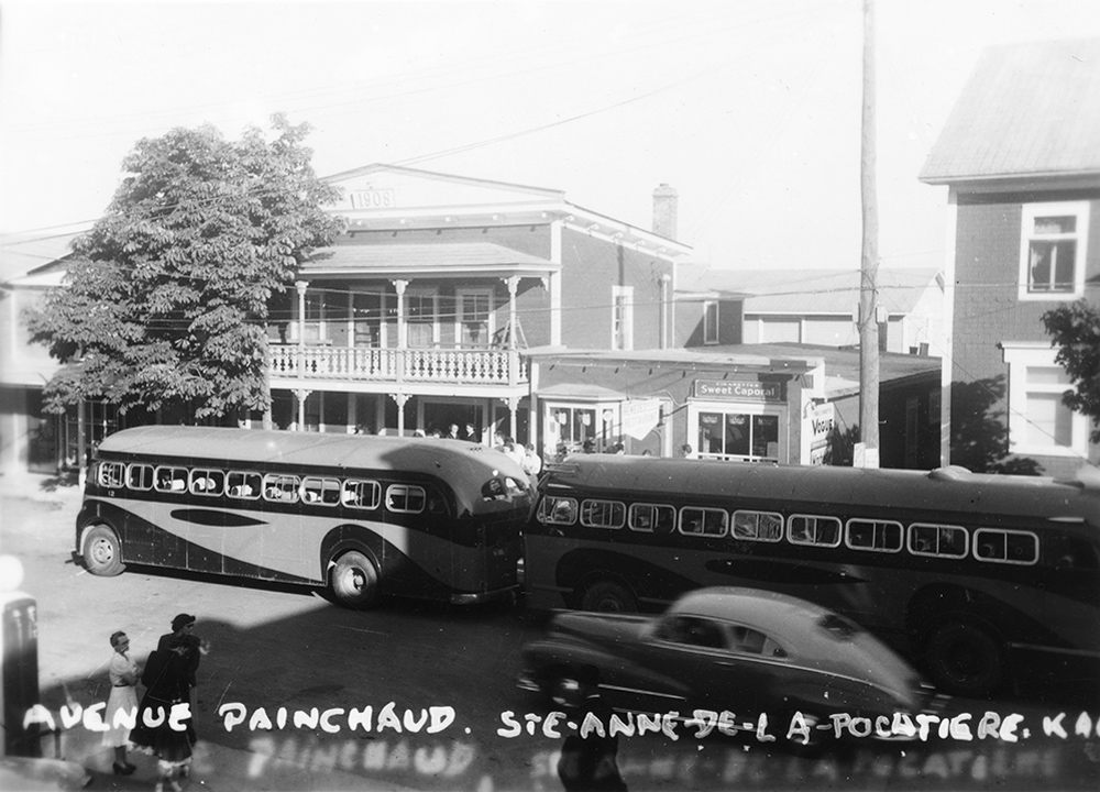 Le restaurant Rouleau, arrêt des autobus Lemelin en 1953. Photo: Raymond Boutet, Archives de la Côte-du-Sud.