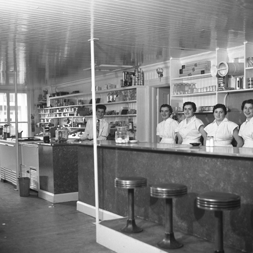 Intérieur du restaurant Rouleau en 1954: Guy Rouleau, Juliette Thiboutot, Aline et Murielle Rouleau, Ursule Desjardins, Irène Saint-Pierre. Photo: Raymond Boutet, Archives de la Côte-du-Sud.